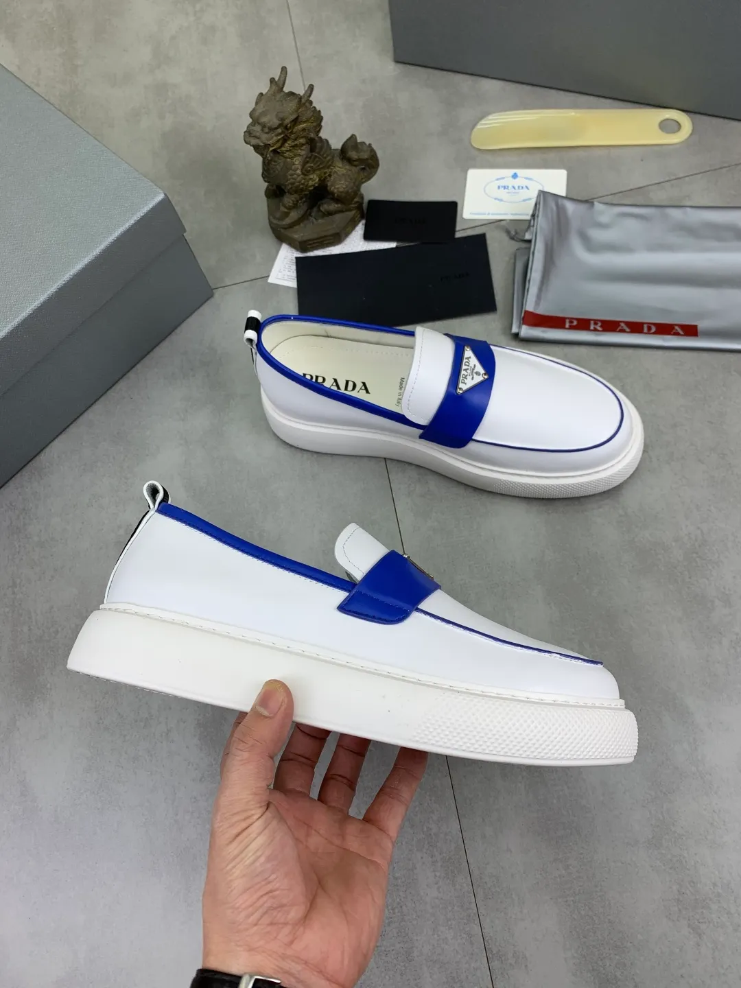 Men's Men's Shoes 💰P560 💰【New Style】 The latest model of high-quality PRADA classic men's shoes has been launched on the official website in 1:1 copy, synchronized in Hong Kong and on the same catwalk; all made of calfskin➕imported cowhide lining, 🍡🍡original rubber outsole, non-slip and wear-resistant; comfortable on the feet, attractive style, fine workmanship, and simple and neat shoe lasts, showing the courage and toughness of men, 👍sizes 38 to 44 (45 can be customized) black and white Blue color🉑️choose